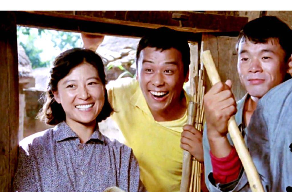 咱们的牛百岁》,多位演员去世,主演王馥荔梁庆刚近况如何_菊花_老电影