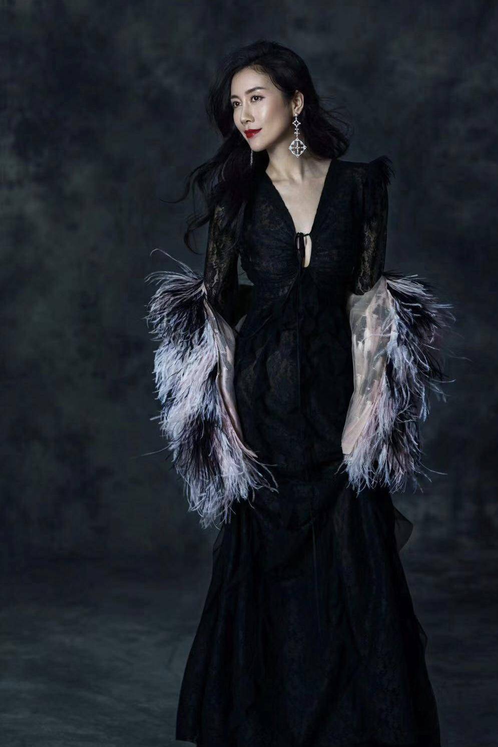 原创温峥嵘终于高调一回穿深v领蕾丝连衣裙配羽毛披肩雍容华贵