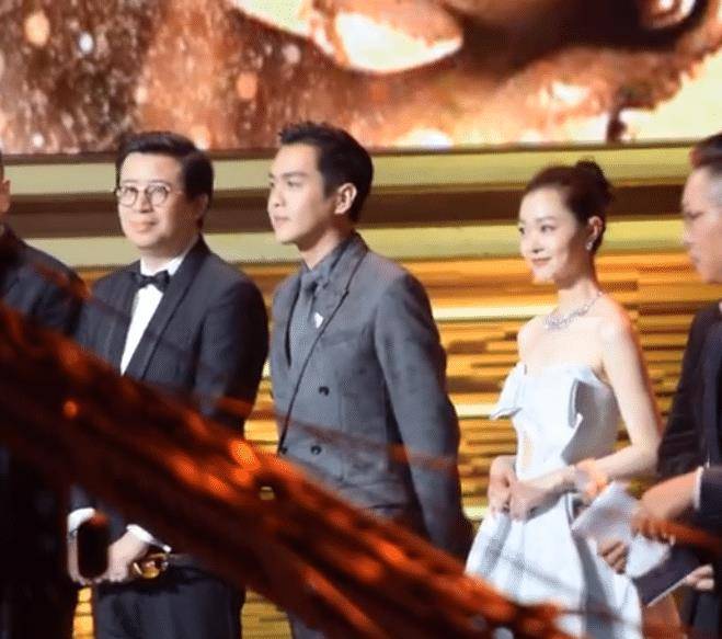 宋轶主动转身与张若昀搭话,谁留意她全程手放哪?