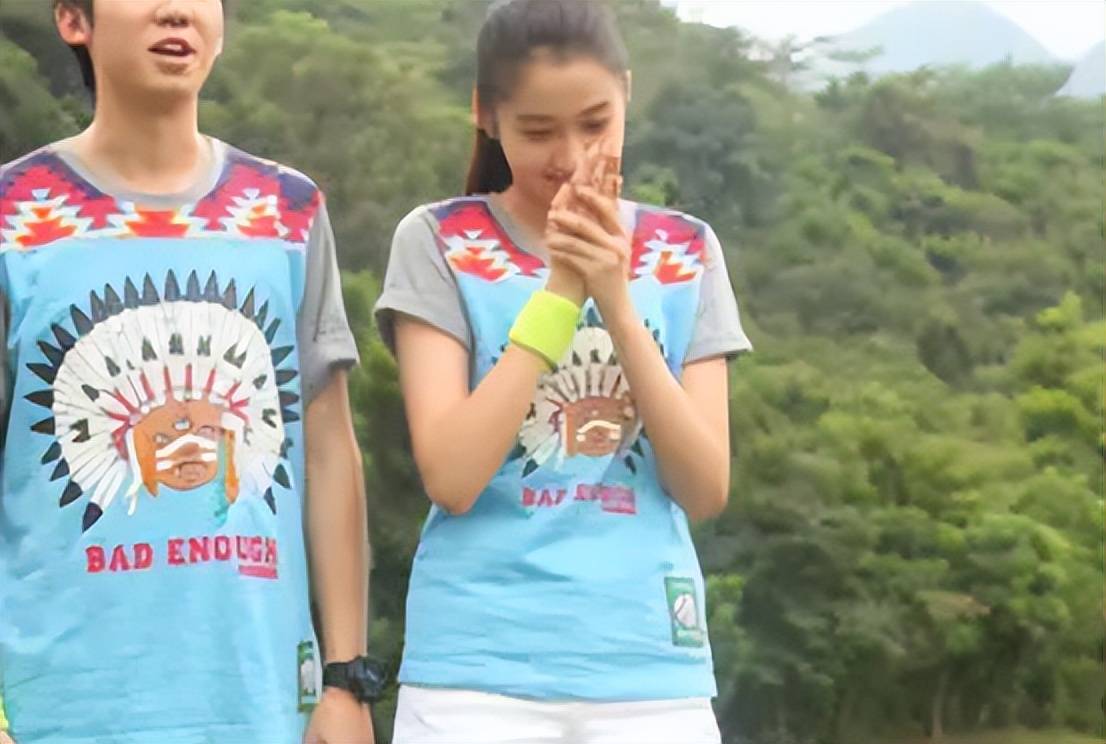 "在综艺《极速前进》中,身处异乡的关晓彤要完成一个索吻任务,所以她