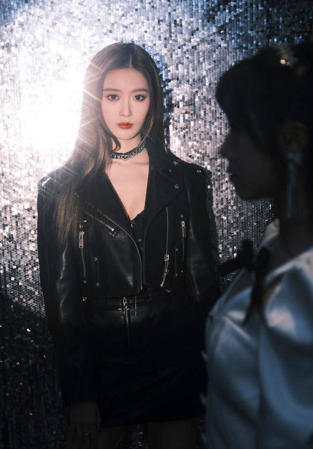 原创徐艺洋的长相确实挺讨老板喜欢一身皮衣配蕾丝内衣好像小野猫