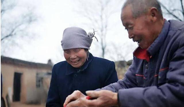 農村80歲大爺果然有經商頭腦,土雞蛋上面做手腳_兒媳_奇聞_生意