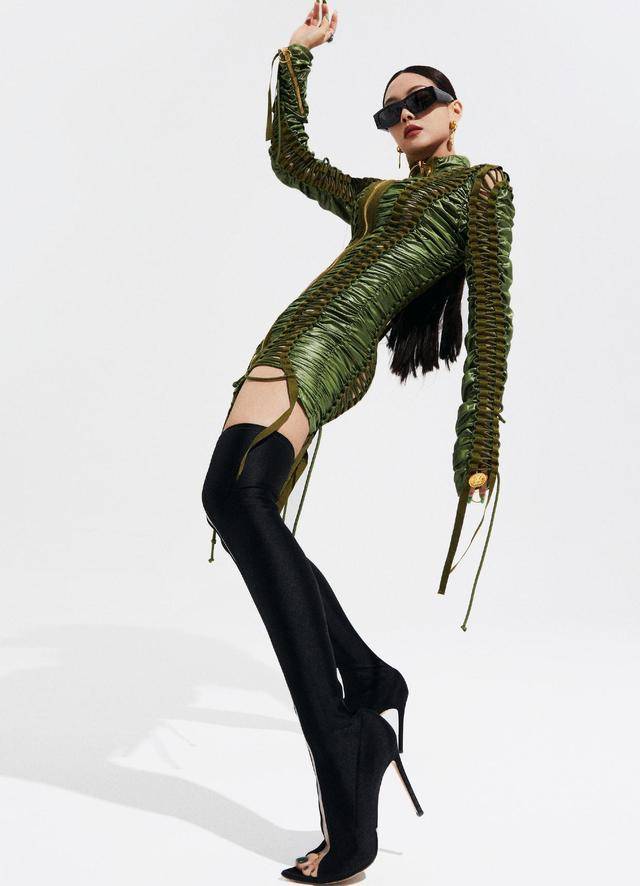 原创王霏霏气质不一般穿青草色紧身裙配长靴独具一格帅酷又吸睛