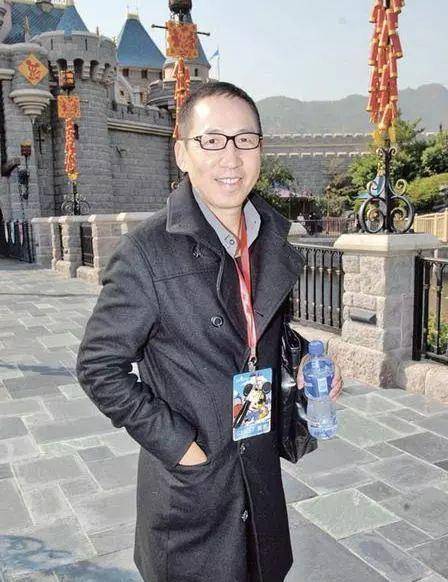 说起香港喜剧,不少人第一时间只会想到无厘头大师周星驰,其实,张坚庭