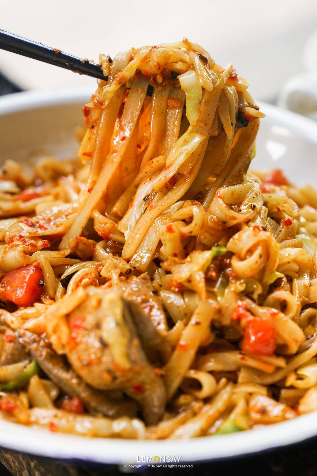 它藏的可够深,谁能想到江湖馆子的王者居然是这盘老友炒粉,看似普通到