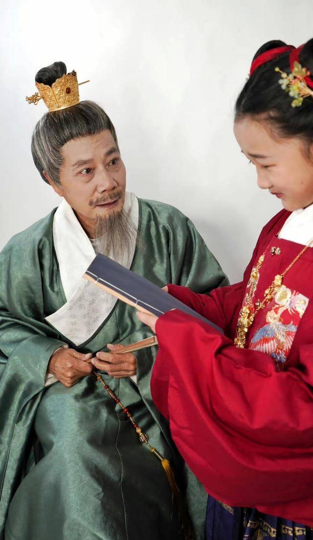 原创祖孙两代人一起穿汉服画面温馨又美好网友太让人羡慕了