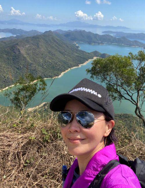 54岁刘嘉玲晒素颜爬山照，肤色暗沉有斑，身材保养依然年轻