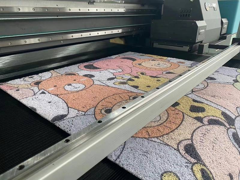 地垫uv打印机 可以应用在各种材质的地毯上,还能使用在玻璃,木板