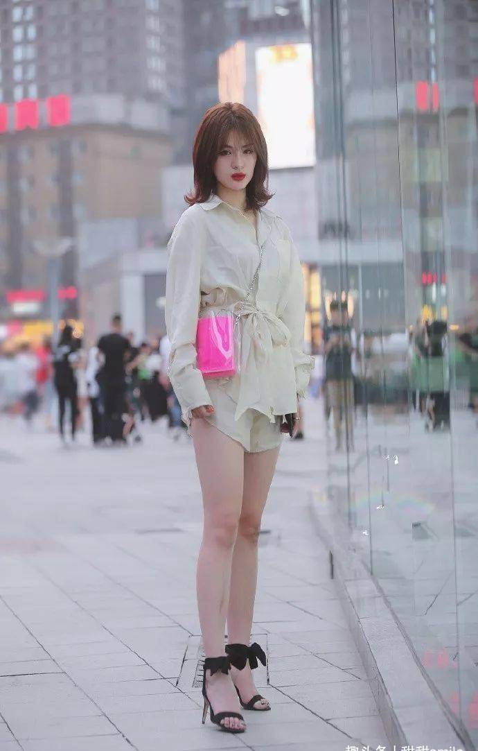 美女一双白色的尖头高跟鞋穿搭在脚上,走出迷人的姿态_姐姐_气质_时尚