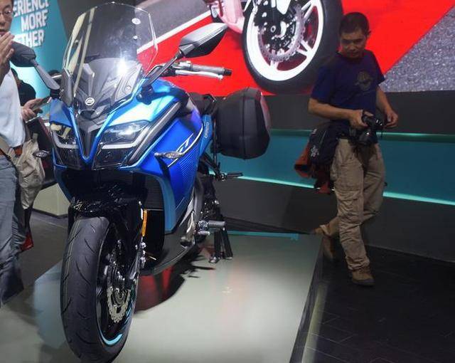 春风顶级摩托车!400cc水冷30.5kw功率,开70轻松过弯,3.5万贵吗_搜狐汽