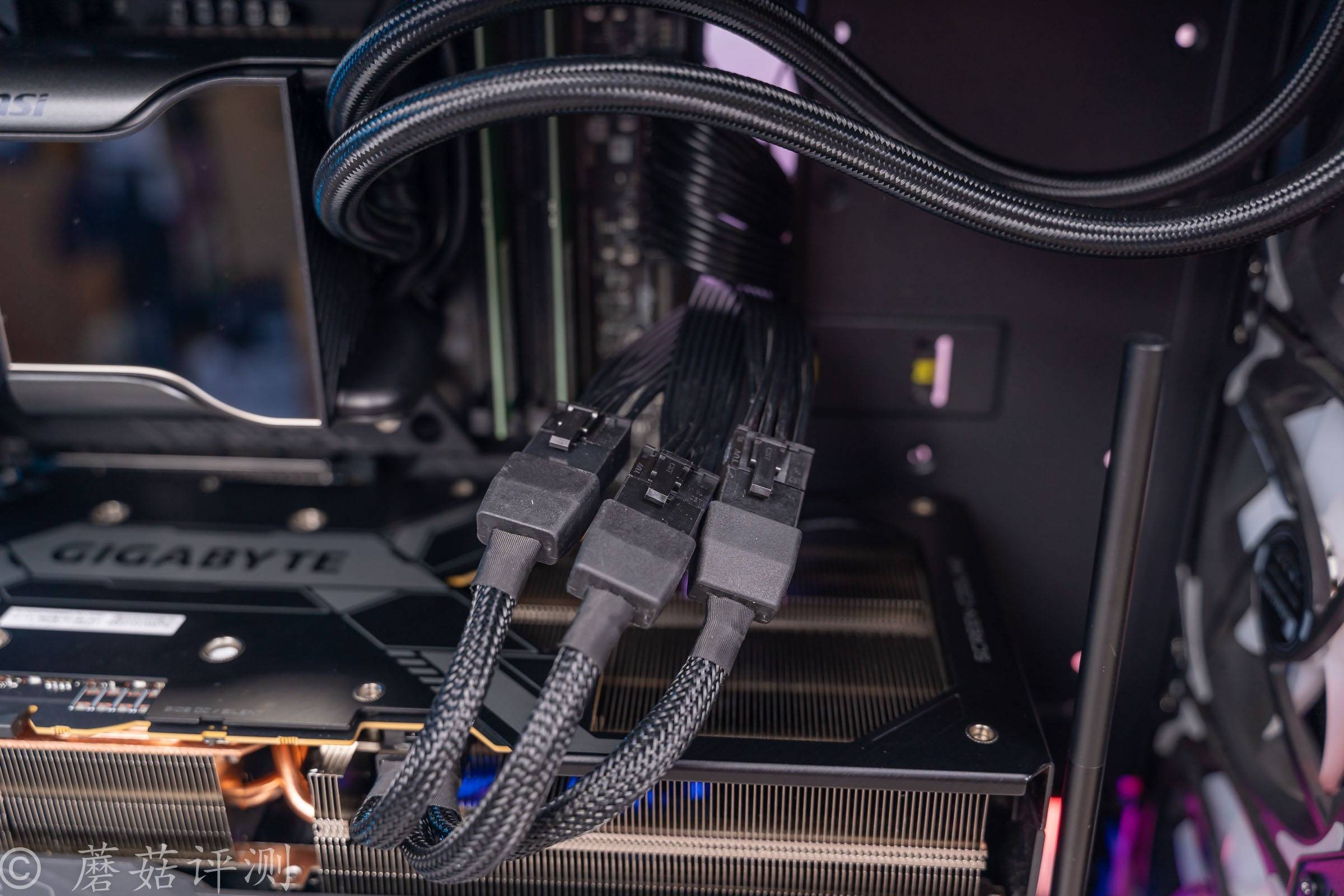 原创无灯精致沉稳低调技嘉rtx3090tigamingoc魔鹰24g显卡评测