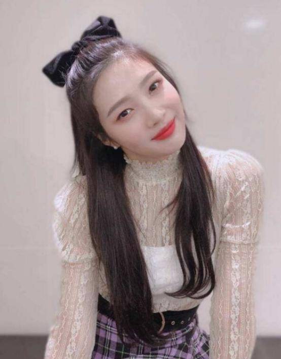 原创24岁朴秀荣太可爱了黑长直齐刘海配粉色外套少女的感觉有没有