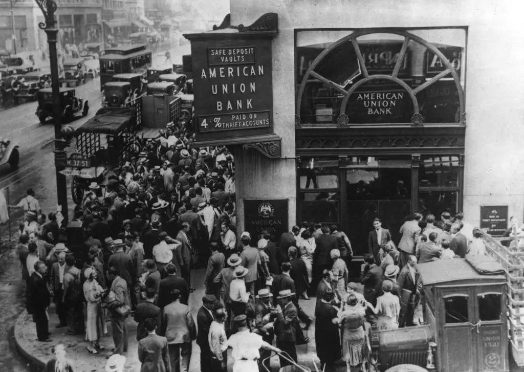 在一家银行前示威的储户与失业者(图源:国会图书馆)大萧条时期美国gdp