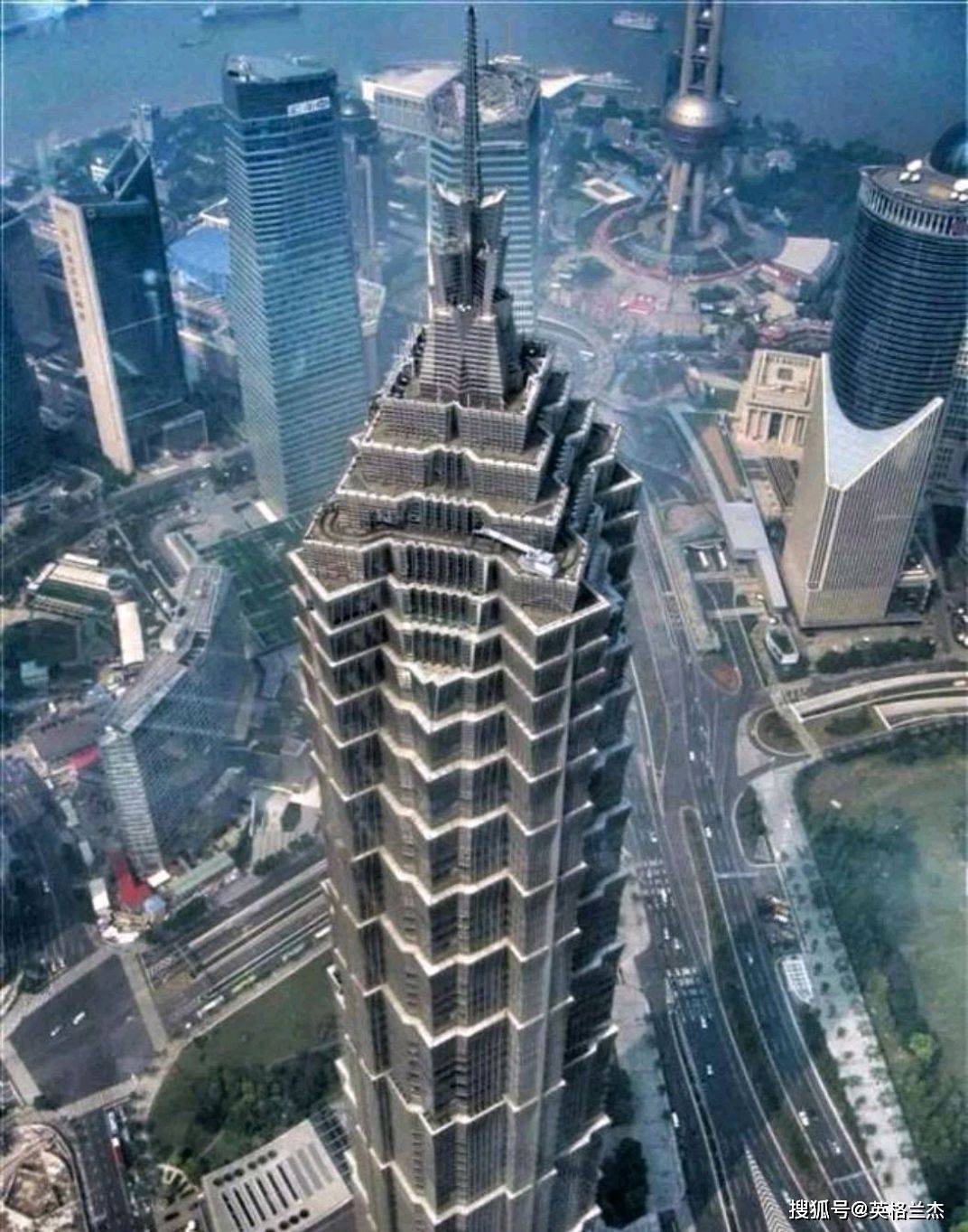 中国第一座，高度超400米的“摩天大楼”，雄伟壮观，位于上海