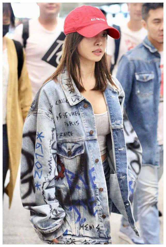 蔡依林是有多嫌弃牛仔外套简单 在上面画得像草稿本 意外时髦 机场 时尚 特色