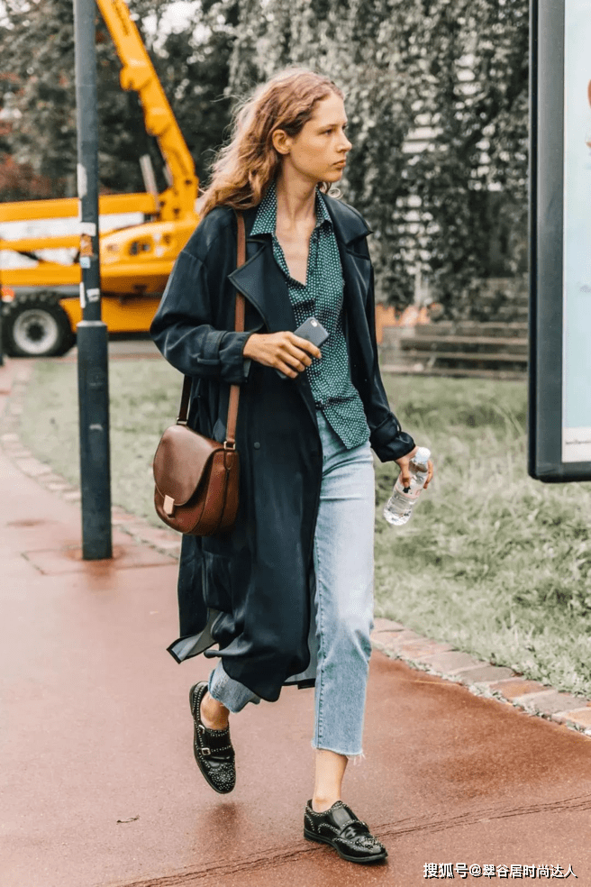 原创怪不得时尚精都不穿小白鞋了今年布洛克鞋火了舒适还高级