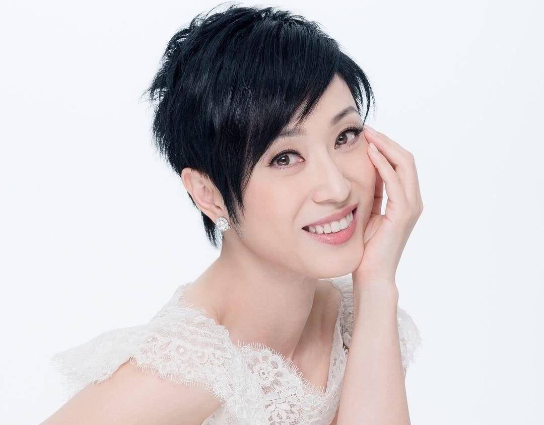 52岁陈法蓉晒出视频短发造型少女感十足无岁月痕迹风韵犹存