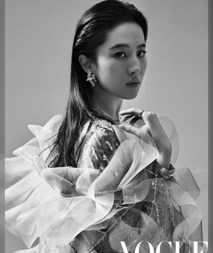 原创33岁刘亦菲登vogue7套造型3种风格无痕衣大秀蜜桃臀