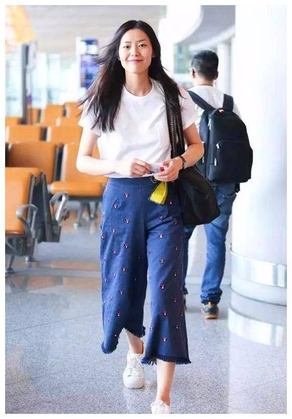 聂远娇妻秦子越真接地气,黑色t搭阔腿裤,经典又好看的搭配公式