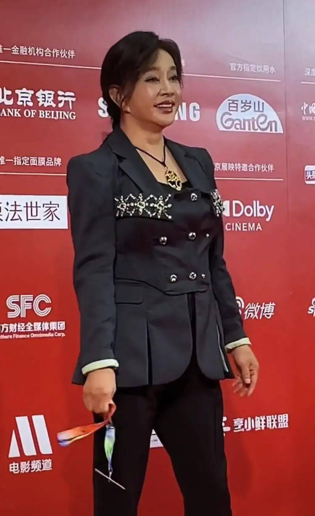 刘晓庆难得不化妆,不美颜的样子好吓人,肉紧肿胀皮却是松垮的!