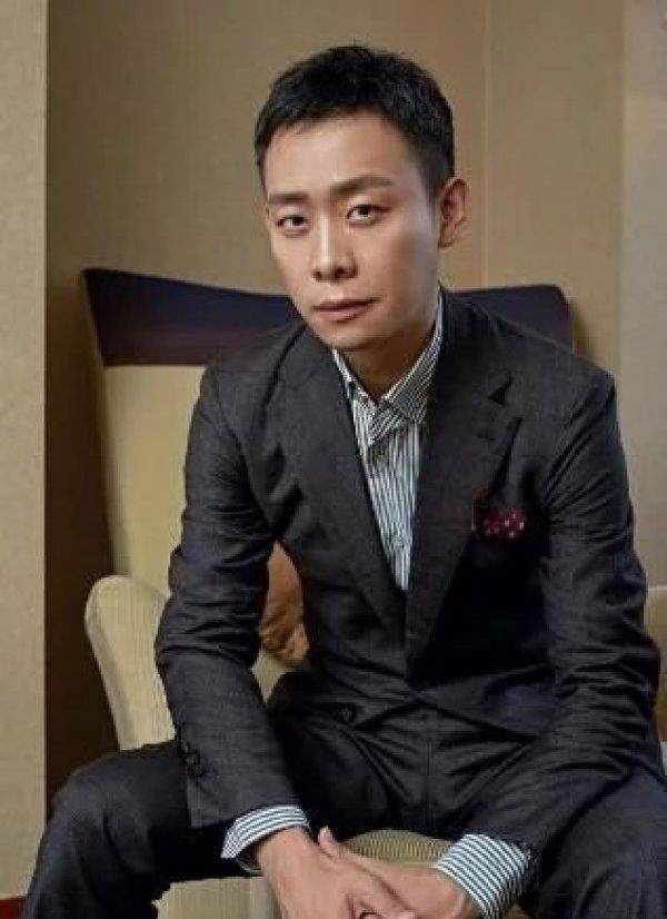 原创影帝张译近照曝光瘦成皮包骨憔悴无比晚饭只吃一颗包子馅