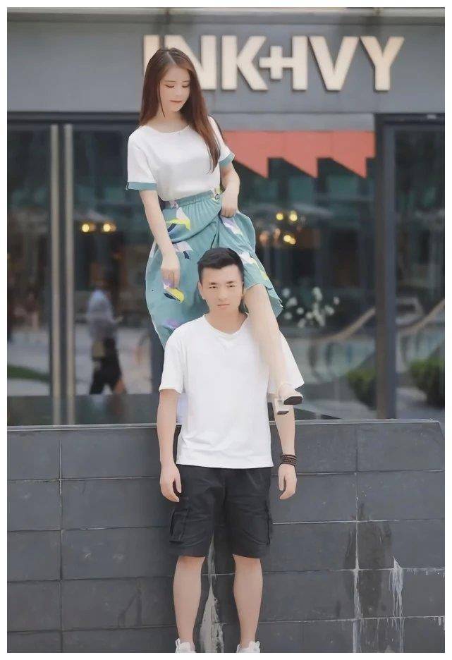 姑娘们别再穿过气的a字裙了,最近美女都换上了"桂