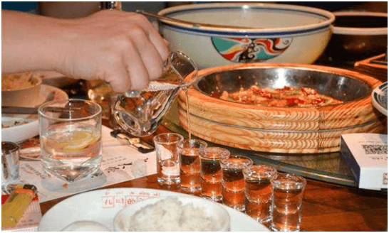 河南烧烤摊3人吃夜宵喝4瓶茅台临走前砸烂瓶口网友解气