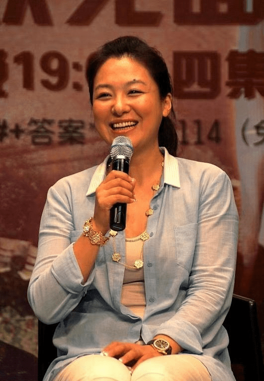 原创沈傲君目测150斤穿薄褂坐姿乖巧肚子游泳圈抢镜气质却很好