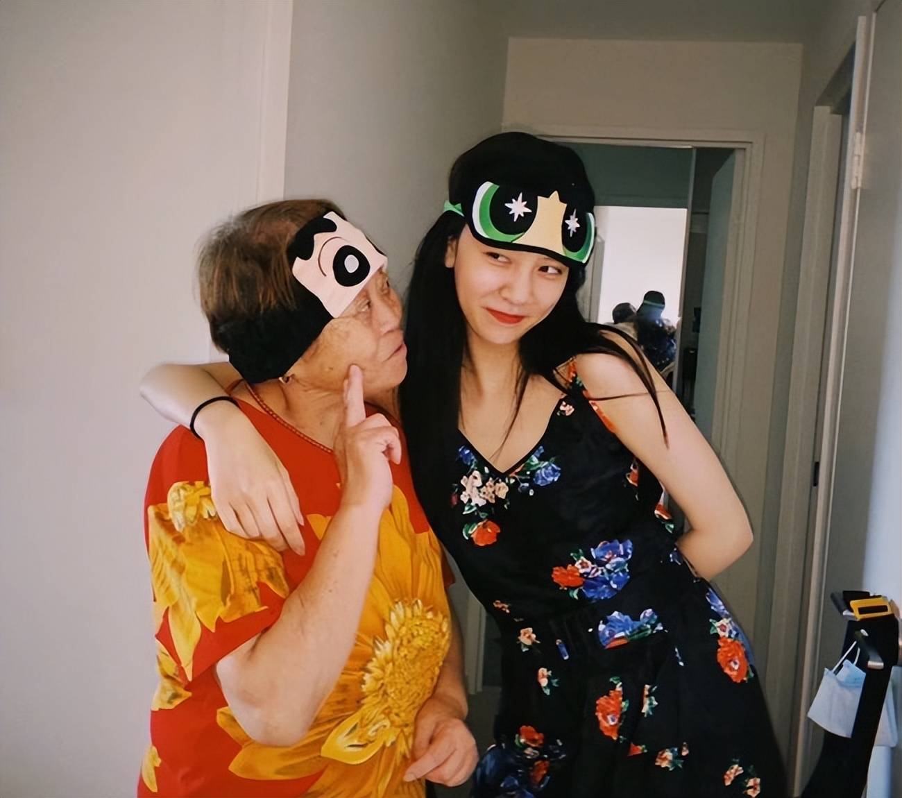 宋妍霏姥姥因病去世!晓晓尽心照顾母亲两年,病房合影好心痛