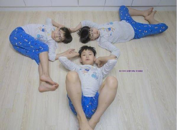 原创宋家三胞胎9岁近照流出三兄弟穿着同款服装长相却截然不同