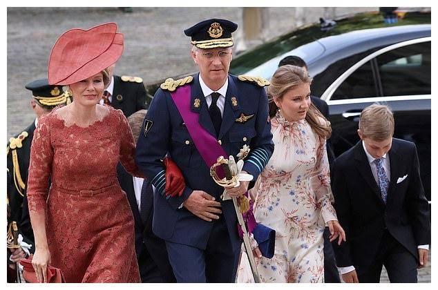 比利时王后穿蕾丝裙带4娃亮相国庆日活动美如画报！公主王子吸睛