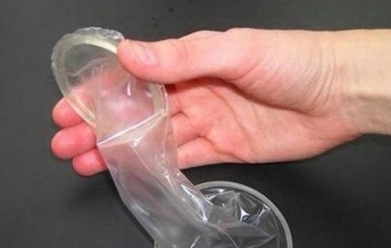避孕套拿到手上就直接用？若少做一个动作，戴了可能也白戴！