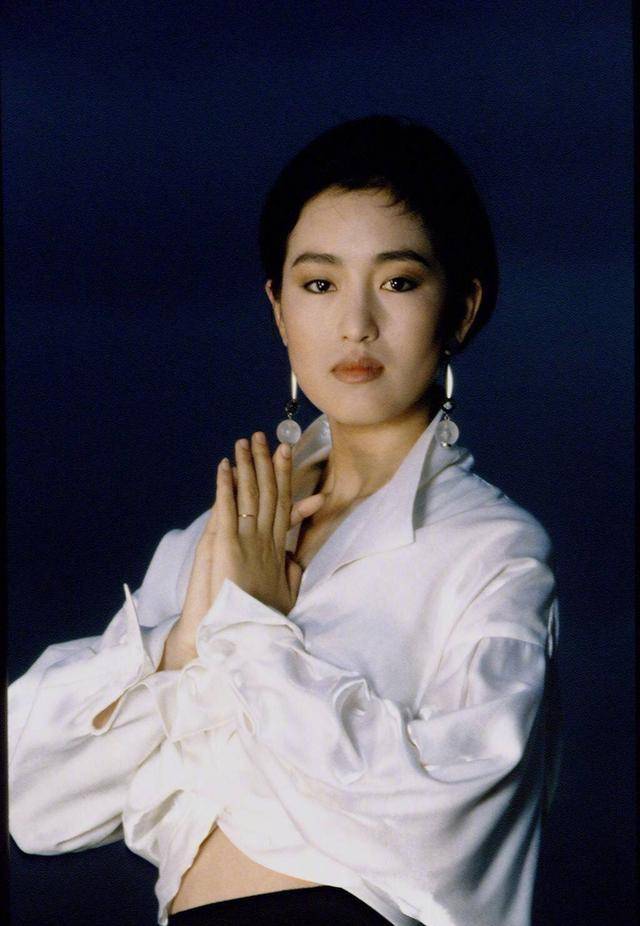 原创巩俐的白衬衫穿搭太惊艳将简单和高级融为一体更显气质美