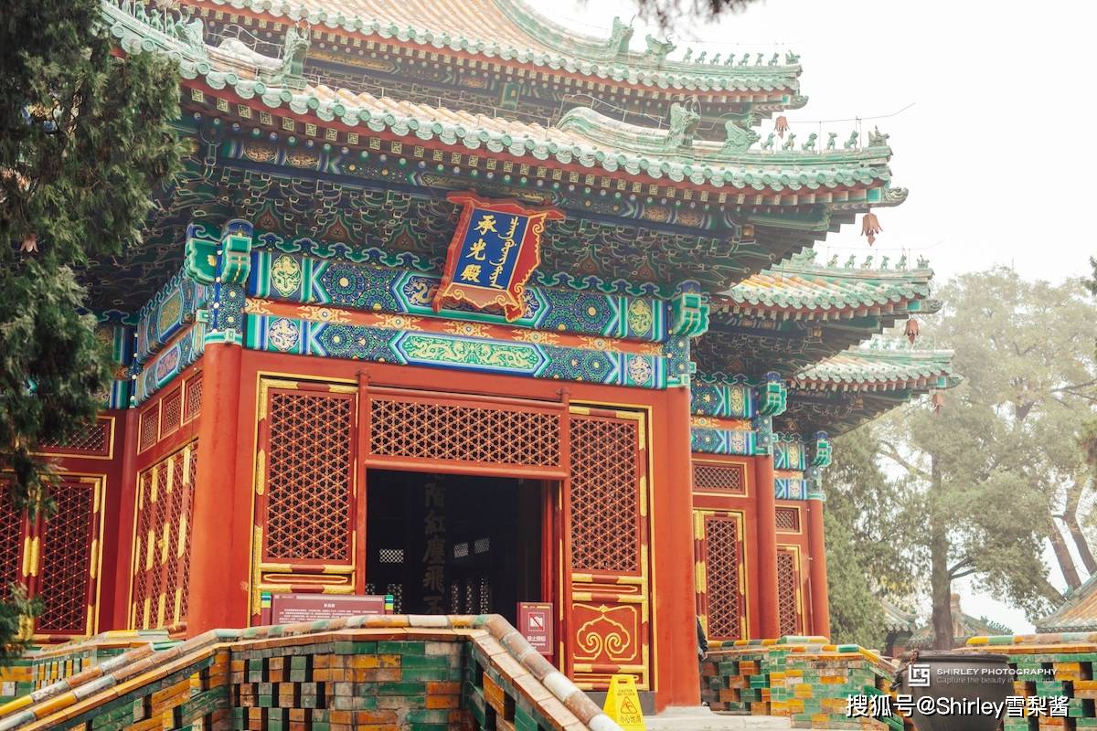 四面各推出单檐卷棚式抱厦一间,建筑结构别致精巧,是北京宫殿中少见的