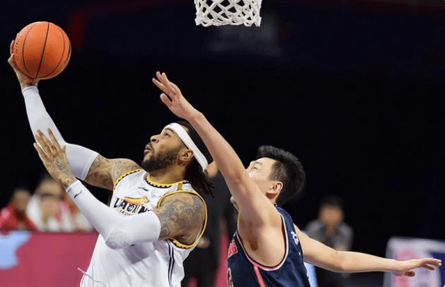 杨鸣又捂脸莫兰德被吹对周鹏犯规经典表情包呐喊也没用