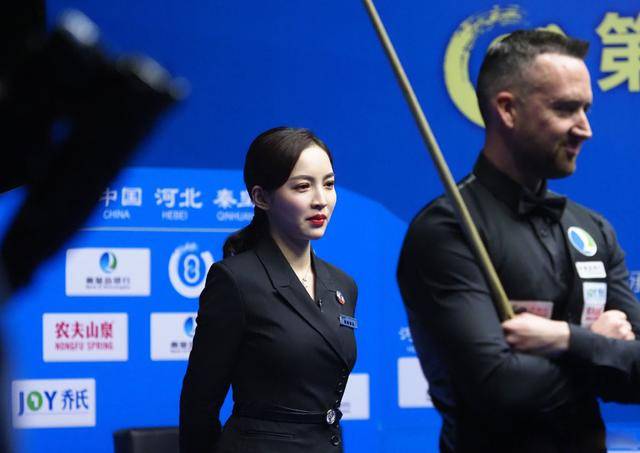 王钟瑶是中式八球的裁判,论职业素养,王钟瑶也是国家一级裁判,赛场上