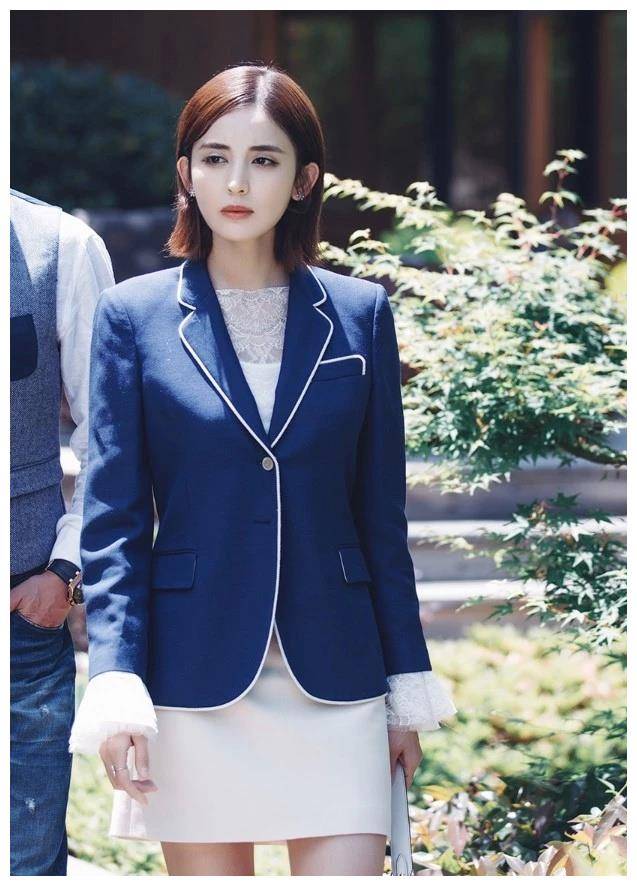 娜扎的金属项圈闪到我的眼了,搭配黑色长裙,真是酷到没朋友_娜莎_裙子