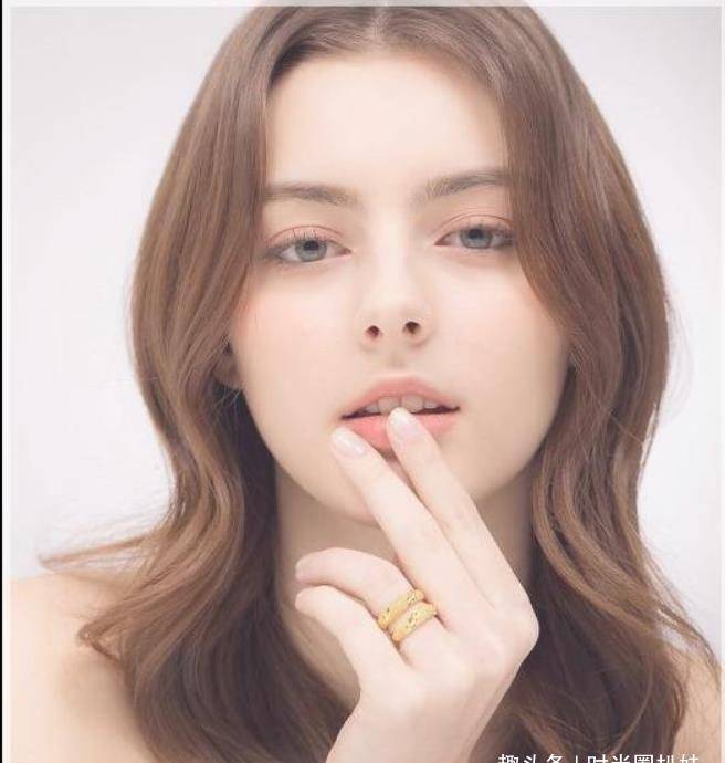 白俄罗斯18岁超模 气质独特仙女范,古典穿搭万人迷