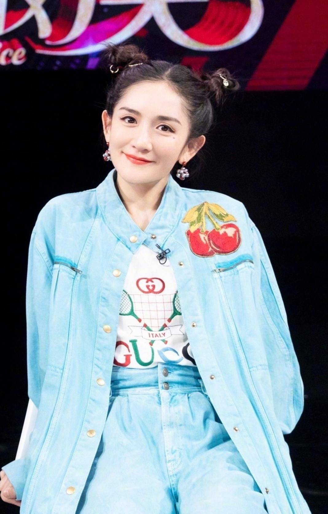 38岁谢娜扎丸子头配牛仔衣宛如18岁可撞衫杨幂却暴露原形