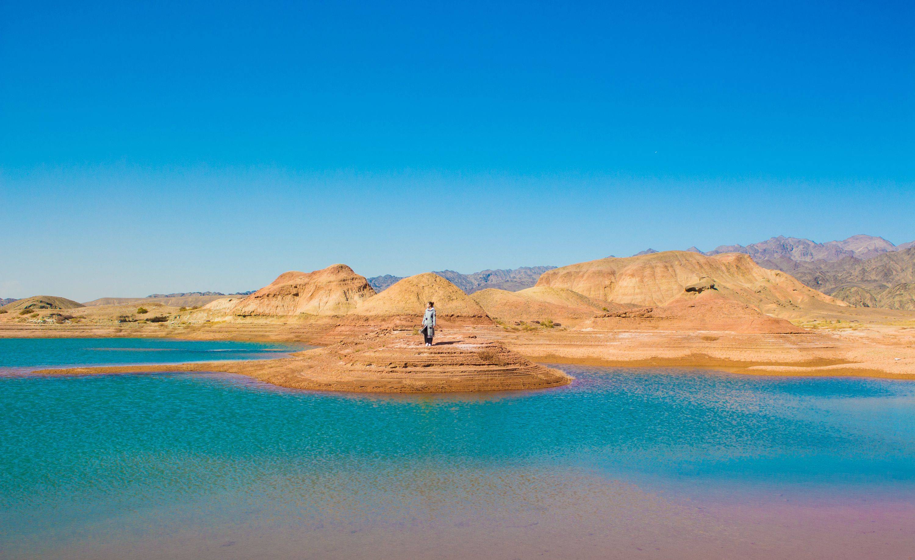 甘肃嘉峪关有一条黑山湖,唯美安逸,仿佛是镶嵌在戈壁