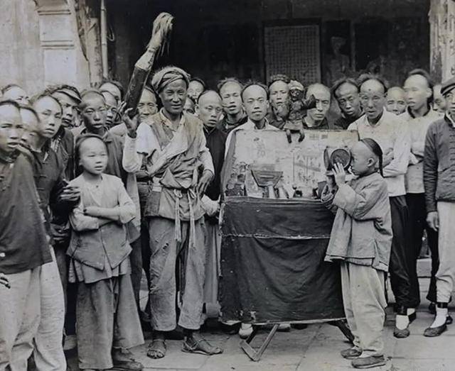 原创清末老照片县太爷满脸憨笑七旬老汉拾大粪仨人爬长城看风景