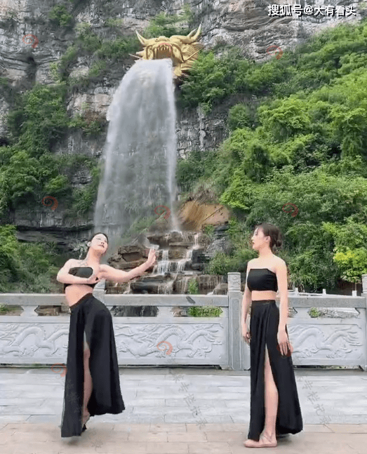 贵州：两名女子在瀑布下跳舞吸引眼球，游客：龙头好像在流口水