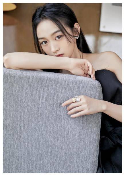 何泓姗高调现身活动,黑色晚礼服知性优雅,美丽人见人爱_何泷_时尚_穿