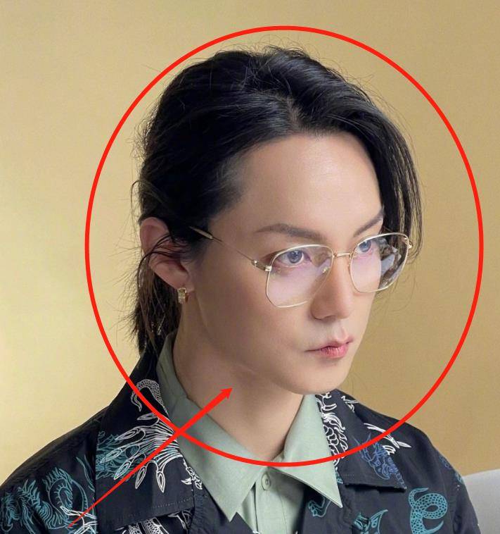 尹正近照瘦身成功,侧颜轮廓精致尖下巴明显,粉丝却反嘲太油腻_明星