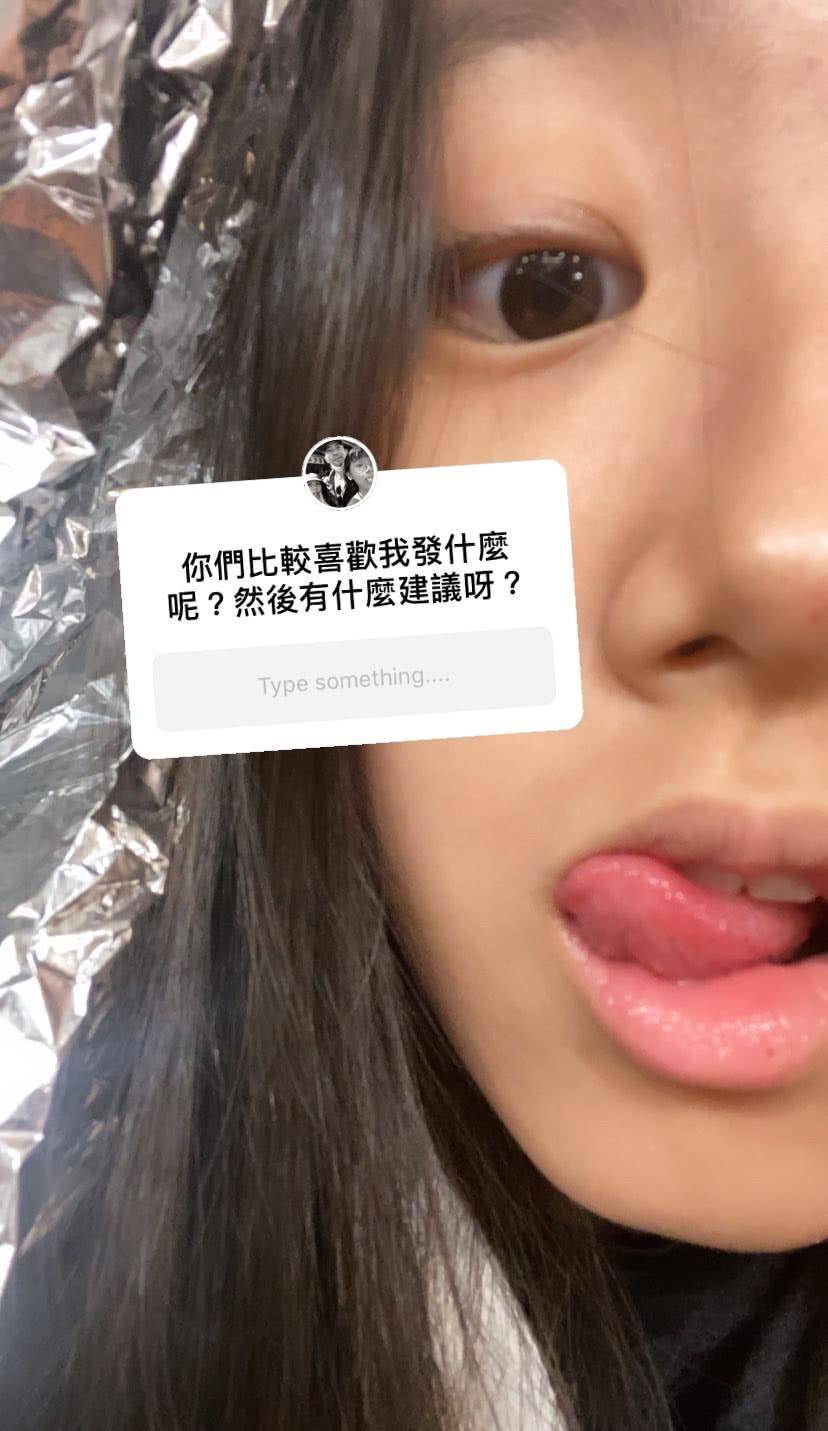 原创14岁梧桐妹现身美发店大胆染紫头发对镜吐舌头喊话粉丝喜欢我发