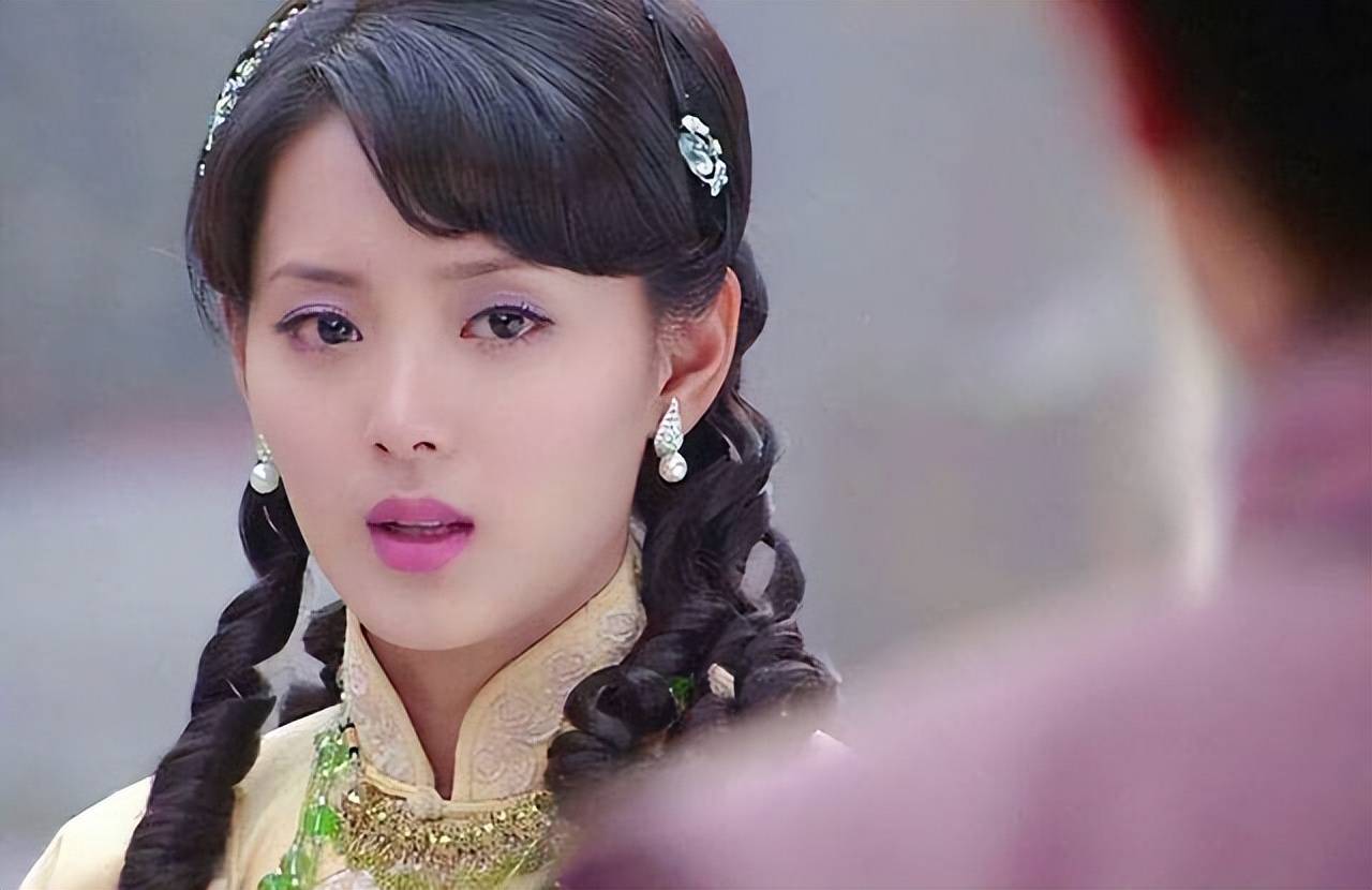 一个总督的千金小姐方语嫣(自己当自己的女儿),娇俏可人,还有一份端正