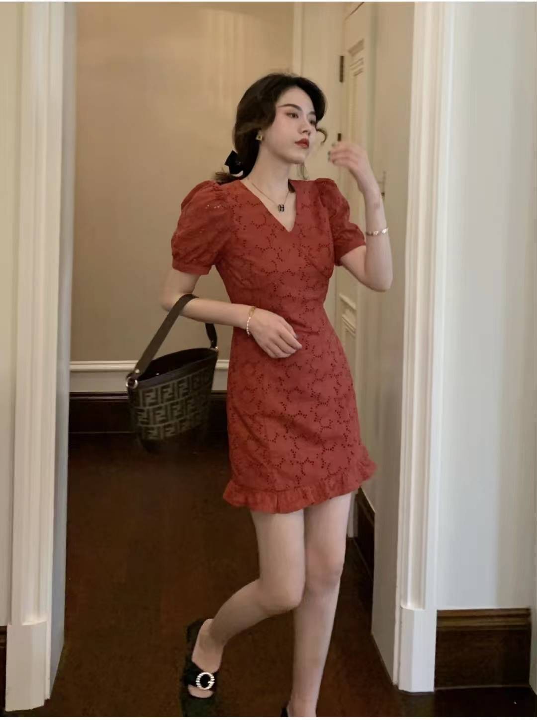 原创红色连衣裙搭配什么颜色鞋子红色长款连衣裙配什么鞋子好看