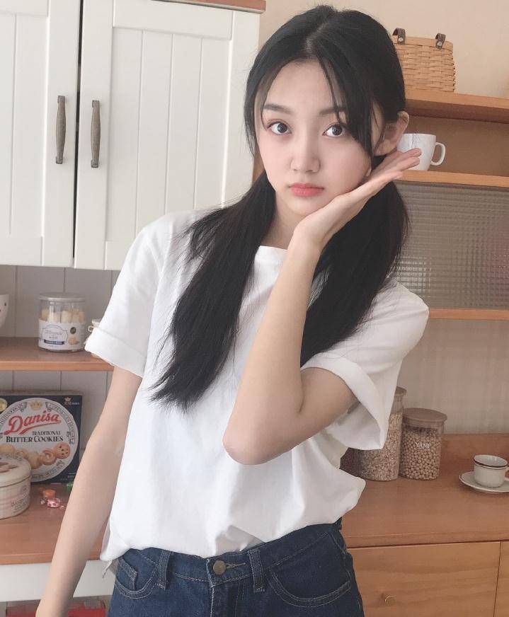 曲芷含平时生活当中的穿搭也是比较清新的,她的这身穿搭看起来就很有