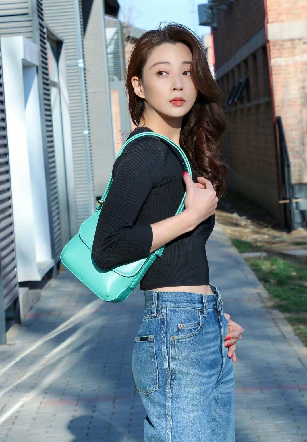 42岁的殷桃身材像24岁穿紧身运动上衣配牛仔裤没一点赘肉