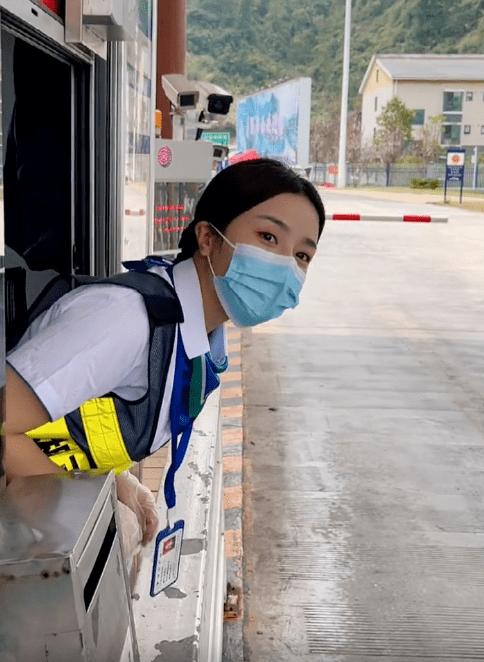 600w粉的最美收费员莉琴拒绝签约公司粉丝为见她一天路过4次